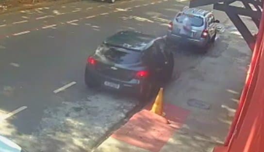 Imagem de Trio assalta loja e foge com carro de cliente no Rio Vermelho; câmeras flagram toda ação