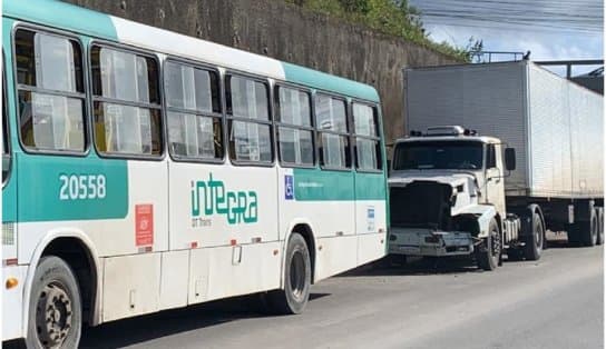 Imagem de Nove ficam feridos após batida entre ônibus e caminhão que transportava 12 toneladas de água na BR-324 