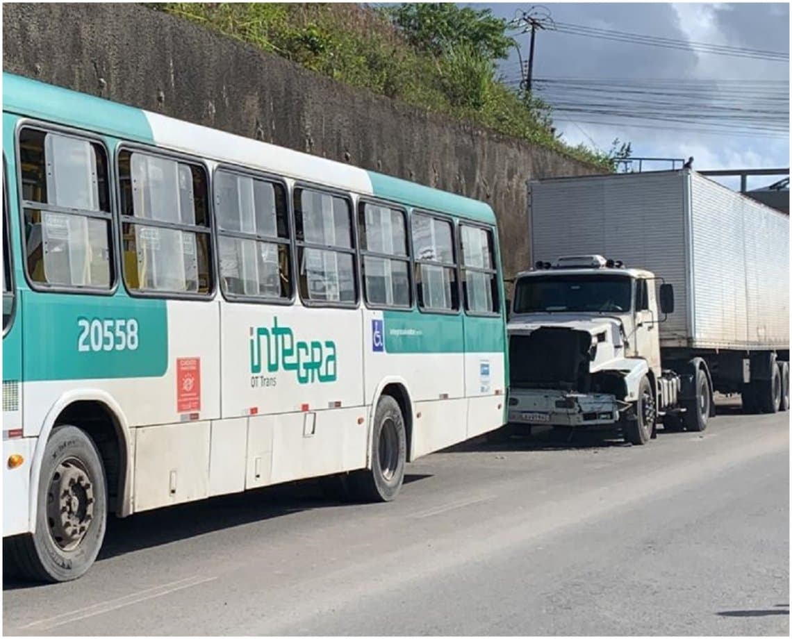 Nove ficam feridos após batida entre ônibus e caminhão que transportava 12 toneladas de água na BR-324 