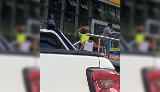 Imagem de VÍDEO: Agente da Transalvador é flagrado bebendo em local que vende licor; ele estava fardado