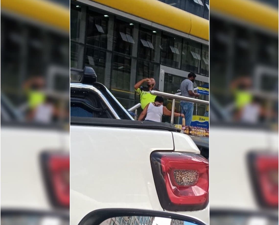 VÍDEO: Agente da Transalvador é flagrado bebendo em local que vende licor; ele estava fardado