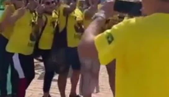 Imagem de Vestindo verde e amarelo, apoiadores de Bolsonaro se reúnem em prol do presidente no Jardim de Alah 