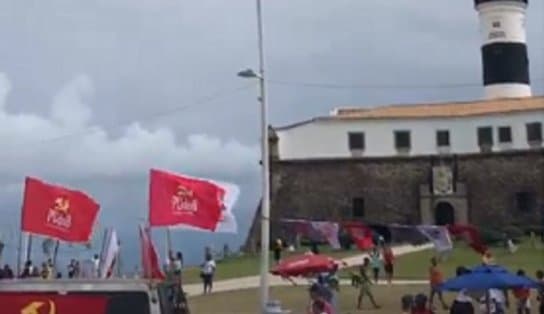 Imagem de Manifestantes protestam contra o governo Bolsonaro no Farol da Barra