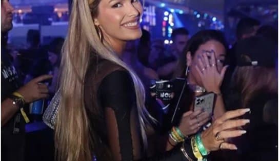 Imagem de Yasmin Brunet aposta em look sem calcinha no Desfile das Campeãs do Carnaval: "para mostrar mesmo" 