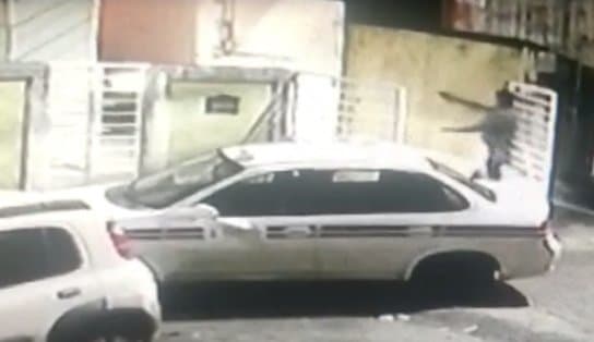 Imagem de Motorista tem carro roubado enquanto estacionava no bairro do Iapi e câmera flagra tudo; assista  