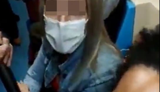 Imagem de Mulher associa cabelo crespo a transmissão de doenças e vídeo mostra discussão no metrô de São Paulo; assista  