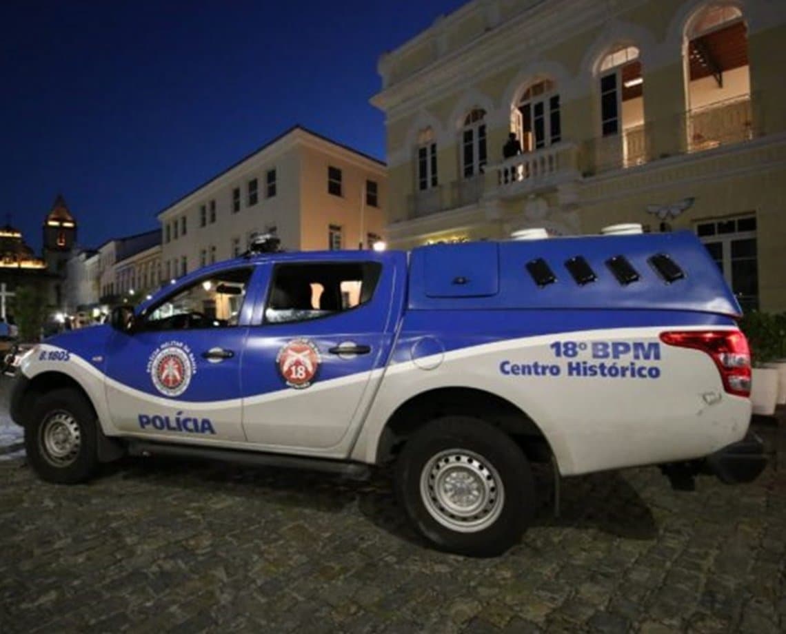 Criminosos fazem arrastão e roubam pertences de clientes em uma lanchonete no bairro do Canela  