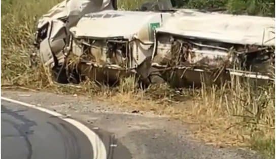 Imagem de Carreta carregada de combustíveis tomba e interdita parte de BR no interior da Bahia; veja vídeo 