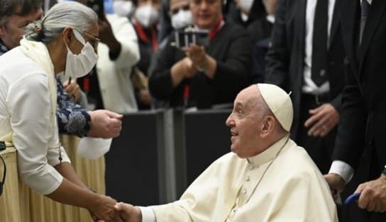 Imagem de Papa Francisco aparece em público de cadeira de rodas pela primeira vez; ele diz que sofre de “mal de freira” 