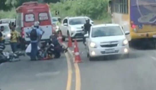 Imagem de Dois motociclistas ficam feridos após colisão na Estrada do Derba; veja vídeos 