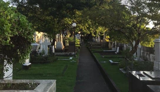 Imagem de "Casa" dos mortos ingleses, terreno em área nobre de Salvador guarda lindo pôr do sol e você nem sabia; conheça 