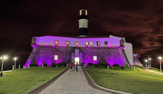 Imagem de Farol da Barra recebe iluminação especial em alusão à campanha "Fibromialgia em Holofote"