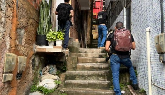 Imagem de  Polícia localiza laboratório de drogas e apreende 50 quilos de cocaína em Salvador; veja vídeos