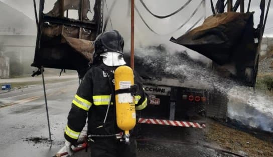 Imagem de VÍDEOS: bombeiros combatem fogo em caminhão na BR-116; veículo transportava carga de pneus