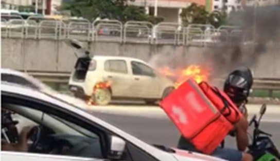 Imagem de VÍDEO: carro pega fogo na Avenida Paralela; não há registro de vítimas