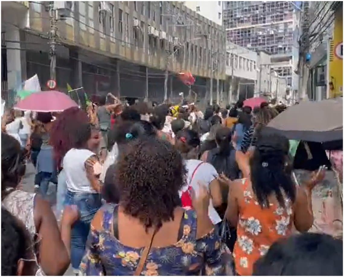 Professores da rede municipal de Salvador iniciam greve e fazem caminhada no centro da cidade; assista