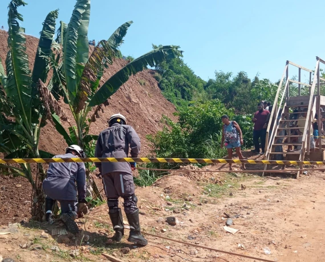 Bombeiros resgatam homem soterrado na BR-324; vítima foi levada ao Hospital do Subúrbio 