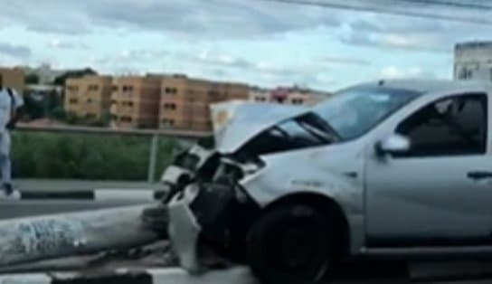 Imagem de Motorista fica ferido após perder controle da direção, subir em canteiro e colidir com poste em Lauro de Freitas