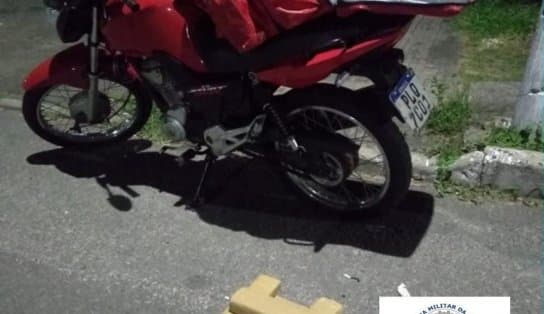 Imagem de Entrega de comida ou da verdinha? Motoboy é preso transportando maconha na mochila em Pirajá 