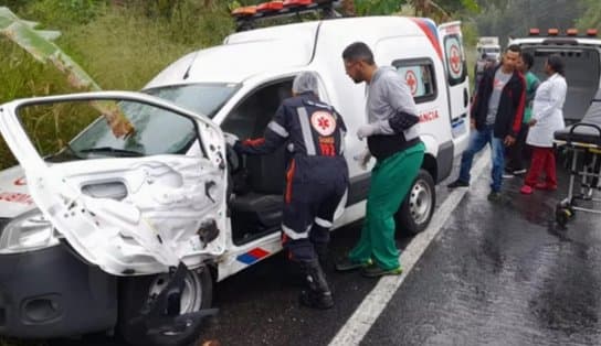 Imagem de Duas pessoas morrem e outras duas ficam feridas após batida entre ambulância e outro carro na BR 330 