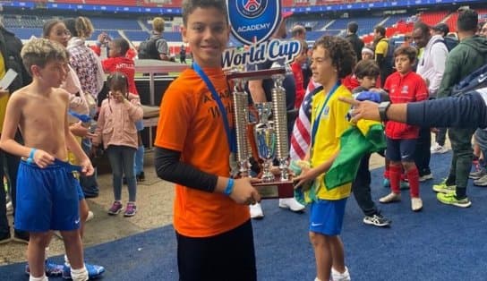 Imagem de Com goleiro baiano de 11 anos, Brasil conquista campeonato mundial do PSG na França