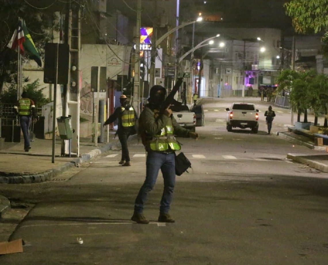 Explosão de banco, queima de veículos e fuga com reféns movimentam a madrugada em Jacobina; saiba mais