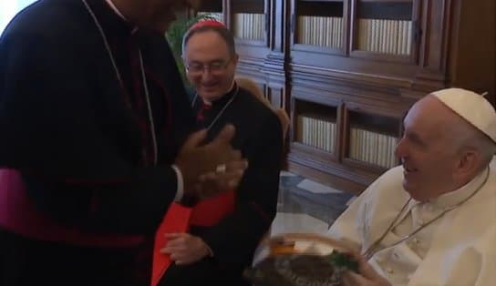 Imagem de Papa Francisco ganha pandeiro feito em comunidade quilombola da Bahia; veja 