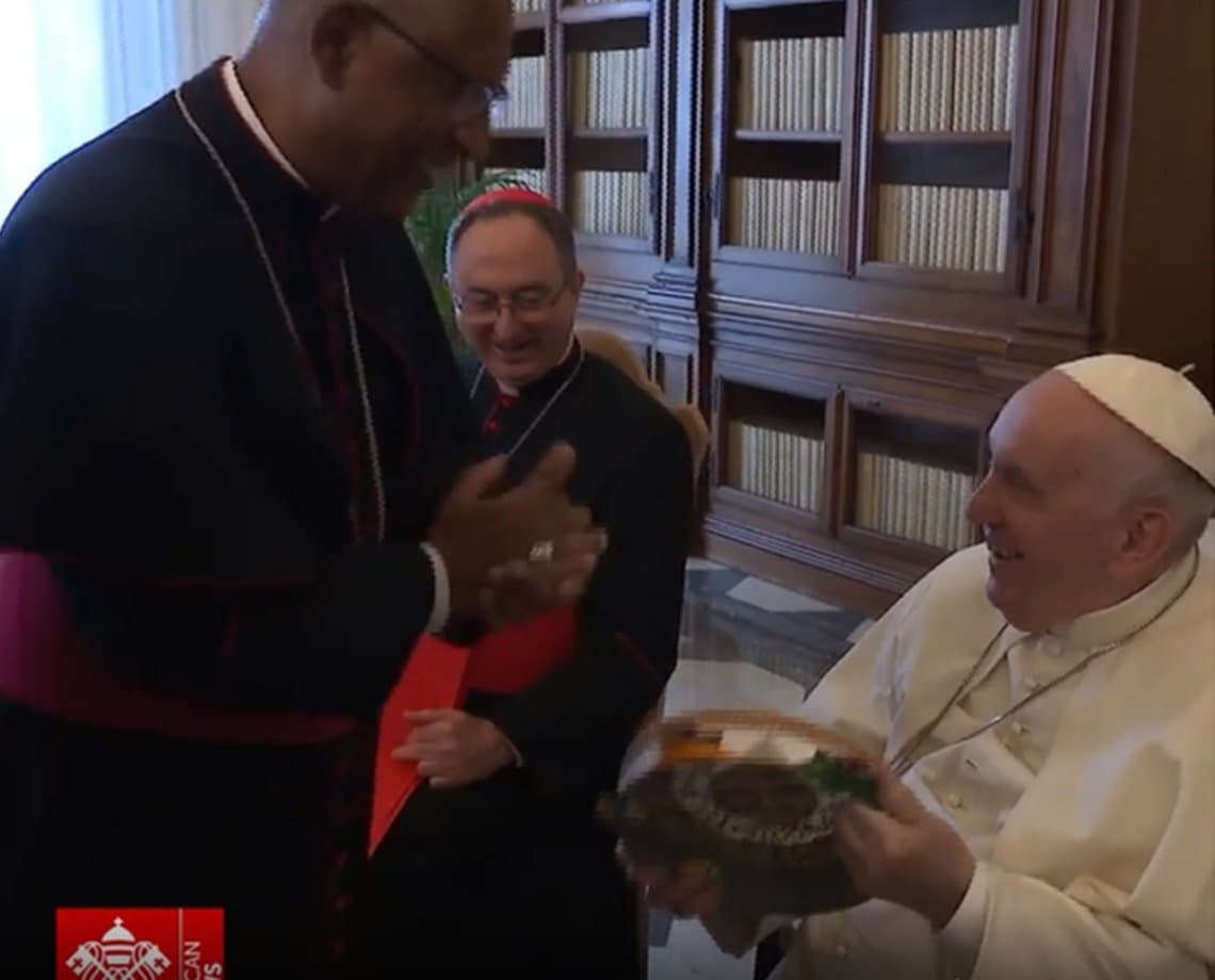 Papa Francisco ganha pandeiro feito em comunidade quilombola da Bahia; veja 