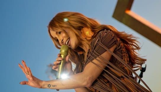 Imagem de Claudia Leitte lança single no mesmo momento de transmissão do show pelos 50 anos de Ivete Sangalo