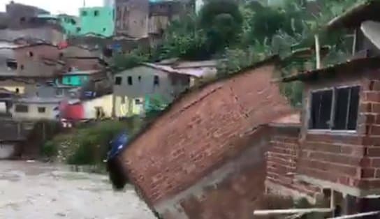 Imagem de Tragédia em Recife; vídeos mostram ruas inundadas na capital e casas desmoronando no interior do estado, confira as imagens; "Isso nunca aconteceu antes"