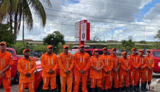 Imagem de Bombeiros militares da Bahia seguem para trabalhar no resgate de vítimas da chuva em Pernambuco 