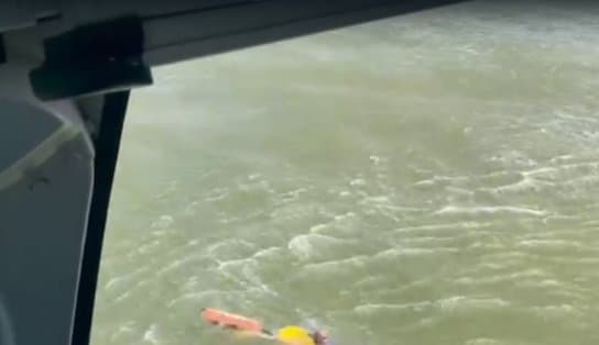 Imagem de Homem é resgatado no meio do mar por helicóptero na Bahia e vídeo do resgate impressiona; assista  