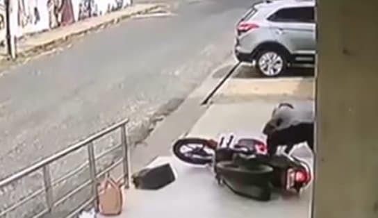 Imagem de Dia da caça: ladrão cai duas vezes da moto após tentativa de roubo contra mulher e precisa empurrar veículo; assista 