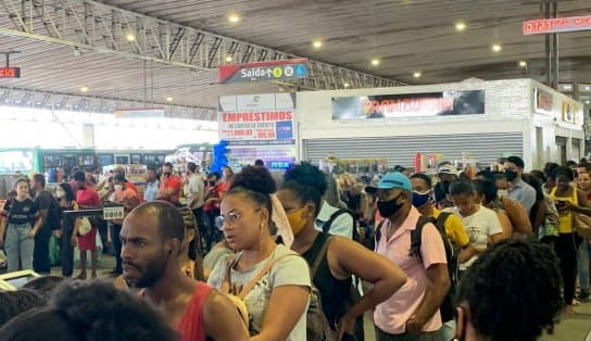 Imagem de Usuários de ônibus enfrentam terminal lotado em Pirajá após alterações de linhas, devido ao acidente do metrô