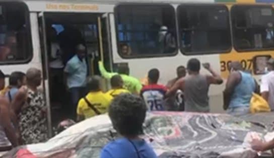 Imagem de Vídeo: homem tenta assaltar ônibus e acaba levando pauladas, chutes e murros em Salvador