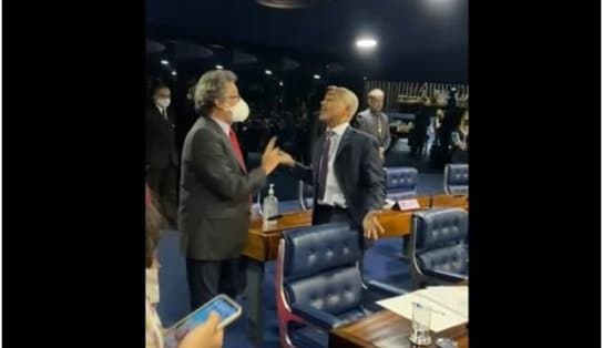 Imagem de Em vídeo, Romário e senador do PT discutem e são contidos por colegas: "Não bota o dedo na minha cara"