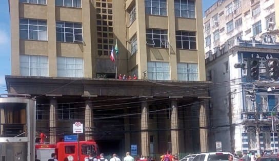 Imagem de Prédio da Polícia Civil é alvo de incêndio em Salvador; funcionário inala fumaça e é levado para hospital 