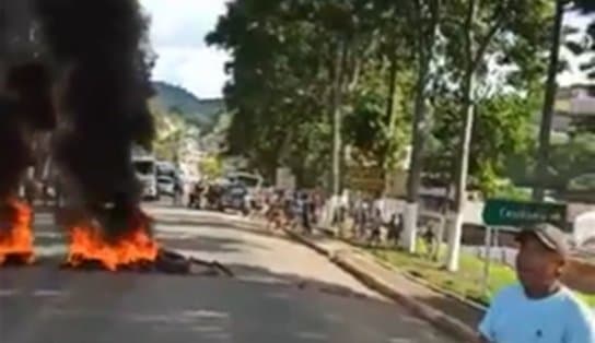 Imagem de "Sem festa, sem pista": moradores de Teolândia bloqueiam trecho da BR-101 após cancelamento de evento com Gusttavo Lima