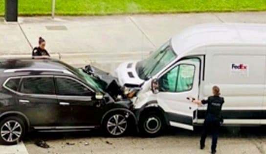 Imagem de Motorista bate carro enquanto recebia sexo oral e quase tem pênis arrancado; o veículo colidiu com uma van de entregas