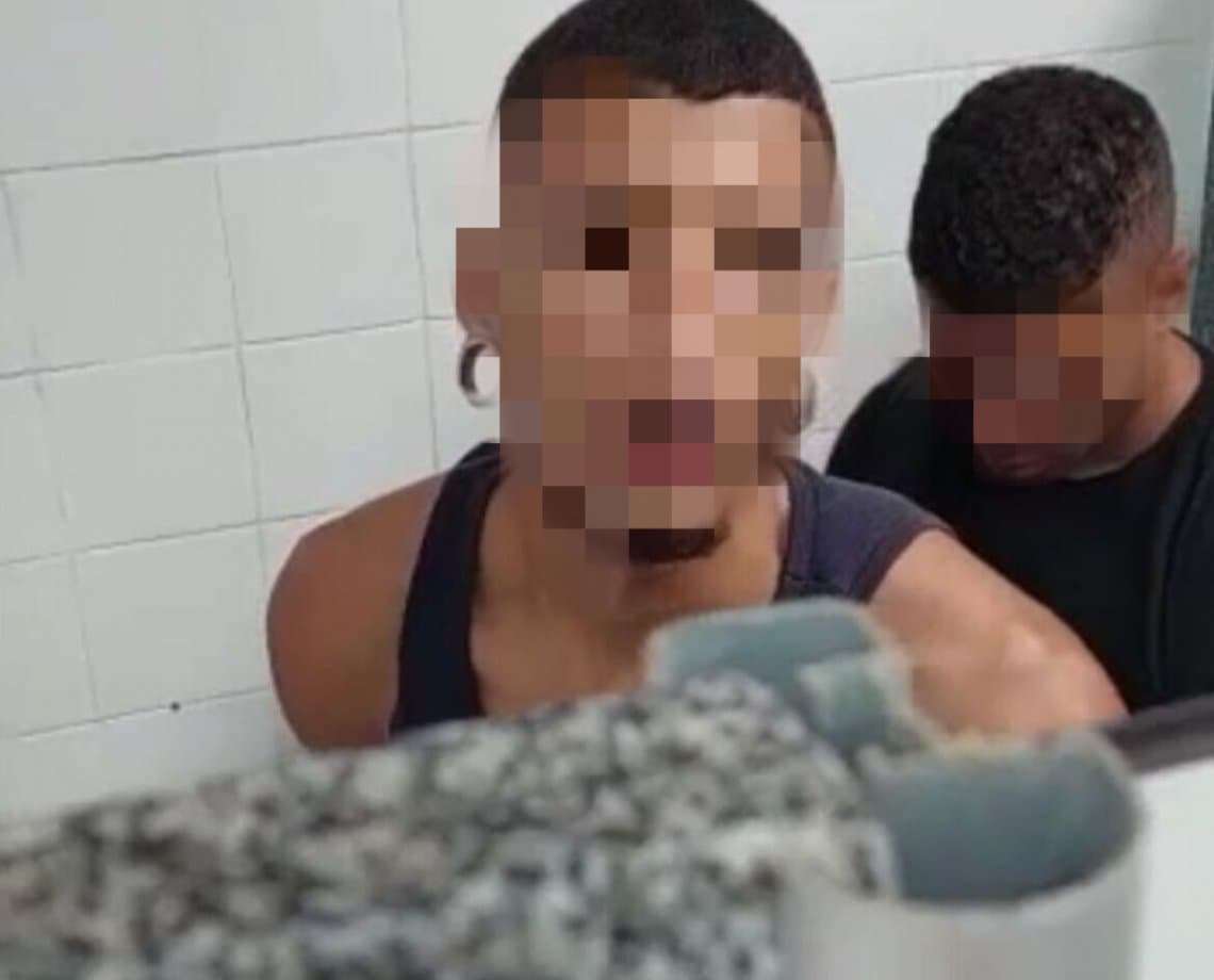 Mais um "banheirão": dois homens são flagrados durante ato sexual em sanitário no metrô de Salvador