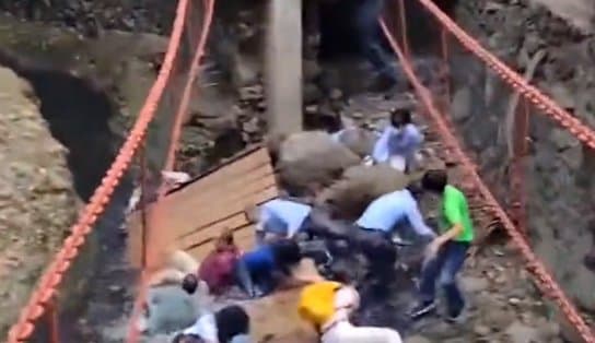 Imagem de Durante inauguração, ponte cai e deixa oito feridos; prefeito e vereadores da cidade estão entre as vítimas