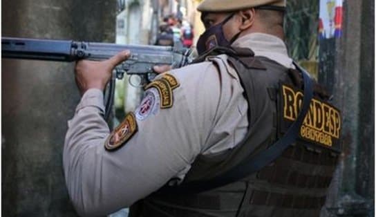 Imagem de Três suspeitos são presos após fazerem mulher refém durante fuga da polícia no bairro de Tancredo Neves 