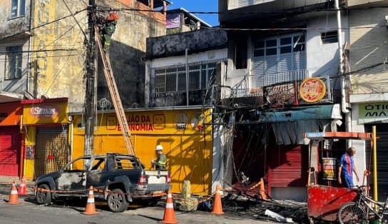 Imagem de Tensão no bairro do Uruguai! Fogo na rede de energia elétrica queima casa, destrói carro e assusta moradores 