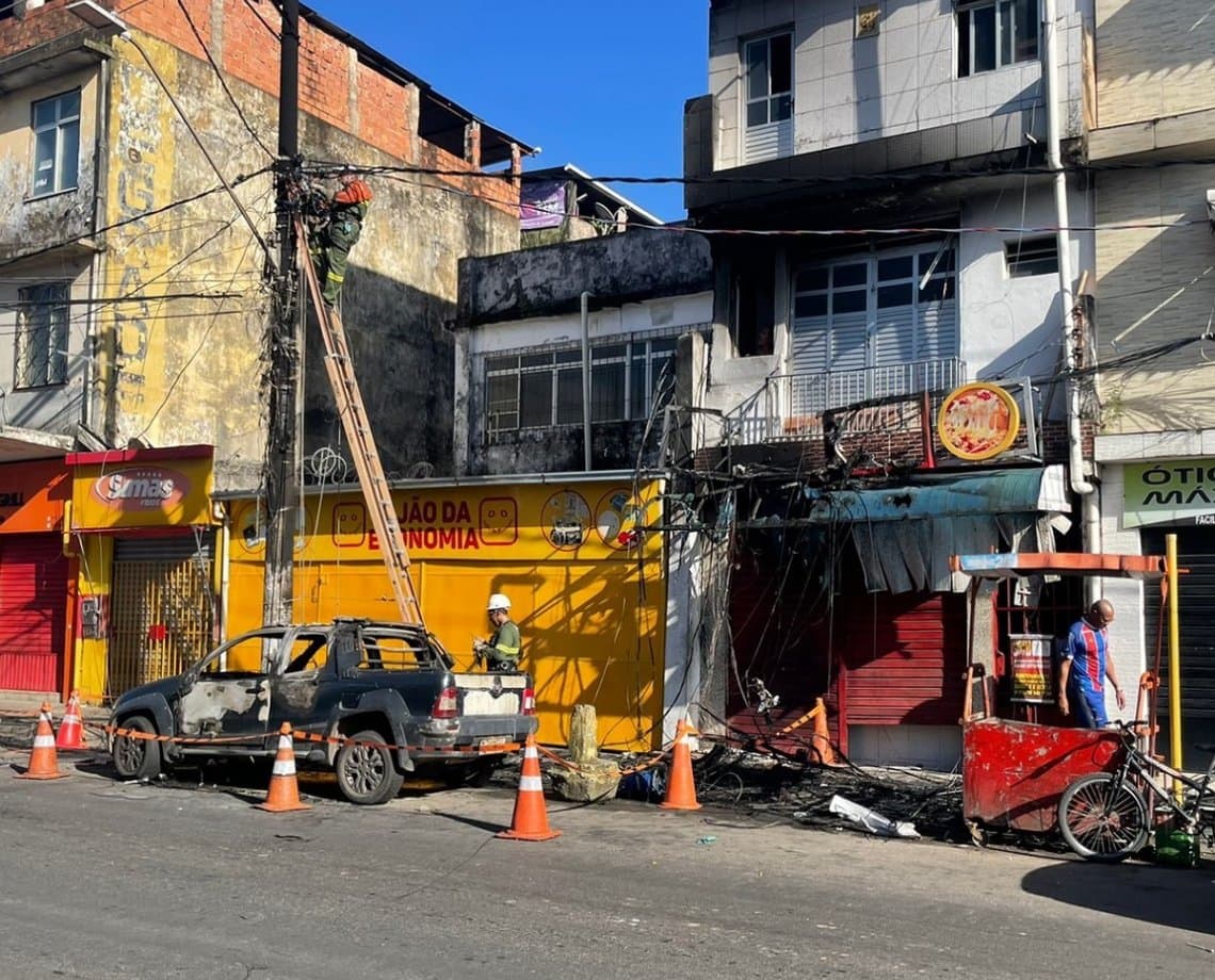 Tensão no bairro do Uruguai! Fogo na rede de energia elétrica queima casa, destrói carro e assusta moradores 