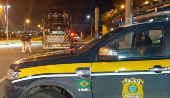 Imagem de Carro roubado é encontrado dentro de caminhão cegonha em Feira de Santana