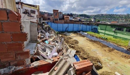 Imagem de Moradores temem mais desabamentos 15 dias após casas cederem por obra em escola de Plataforma    