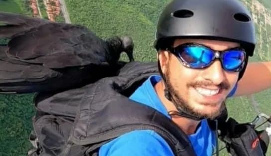 Imagem de Piloto de parapente viraliza quando seu urubu 'de estimação' o reconhece e pega carona em voo; veja vídeo 