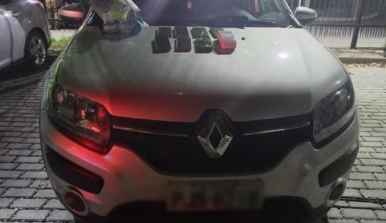 Imagem de Camaçari: polícia apreende carro e moto utilizados por trio em assaltos; suspeitos fugiram 