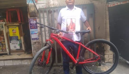 Imagem de "Morreu por 300 reais": pai de Rodrigo, jovem assassinado no Dique, recupera bicicleta do filho