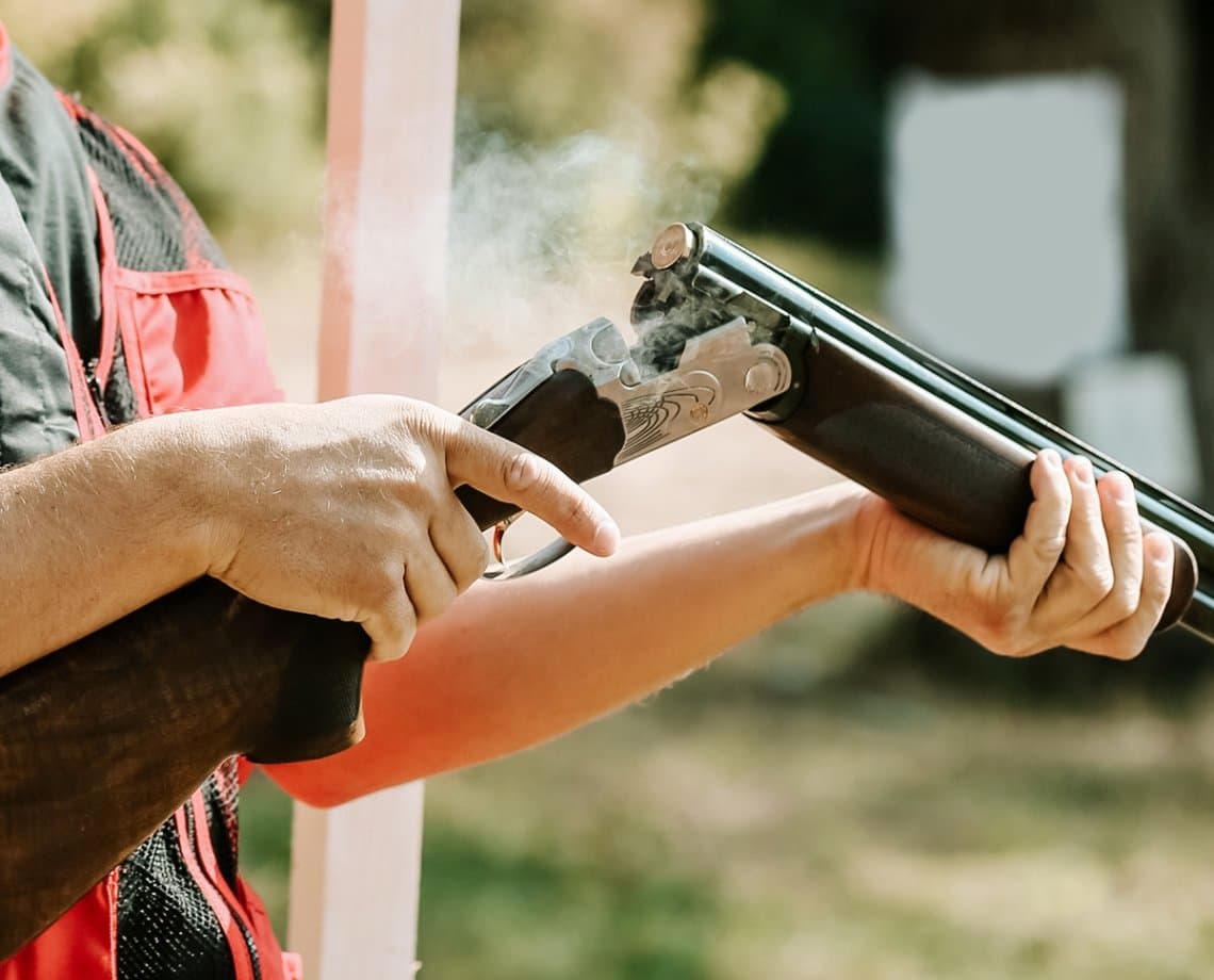 Tragédia: menino de 8 anos mata irmão por acidente após mexer em arma do pai no interior da Bahia